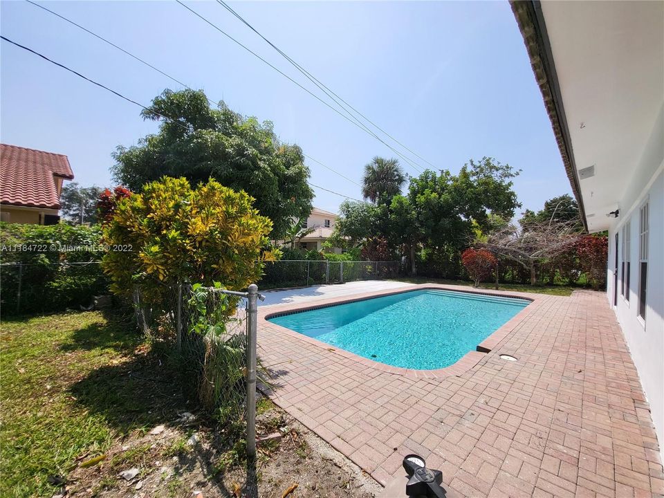 Recently Rented: $2,800 (3 beds, 1 baths, 1238 Square Feet)