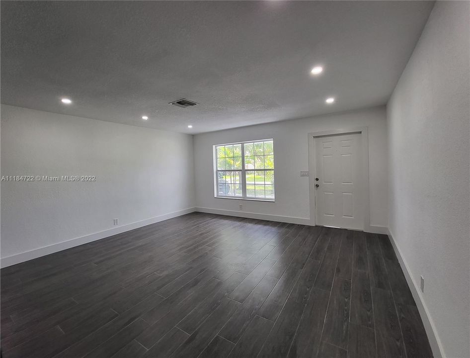 Recently Rented: $2,800 (3 beds, 1 baths, 1238 Square Feet)