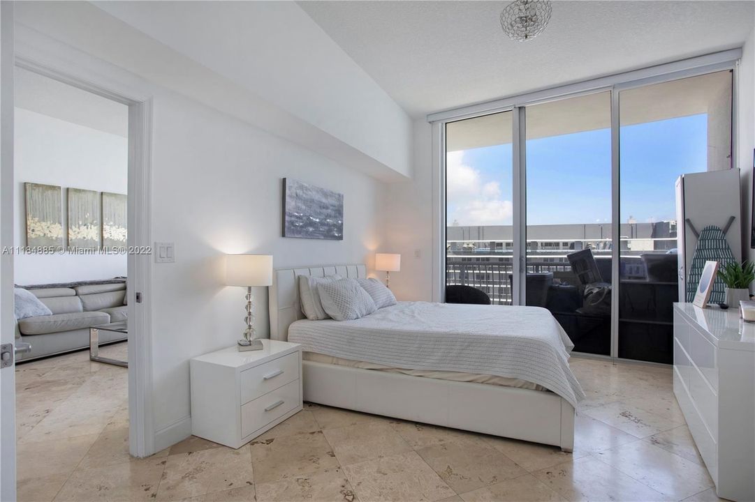 Recently Sold: $425,000 (1 beds, 1 baths, 825 Square Feet)