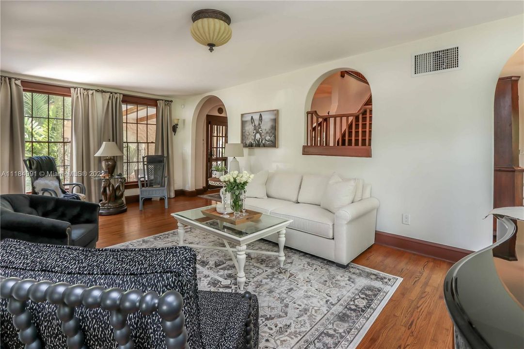 Vendido Recientemente: $1,490,000 (5 camas, 3 baños, 2500 Pies cuadrados)