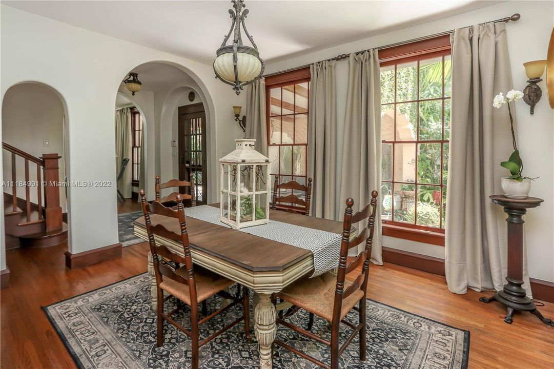 Vendido Recientemente: $1,490,000 (5 camas, 3 baños, 2500 Pies cuadrados)