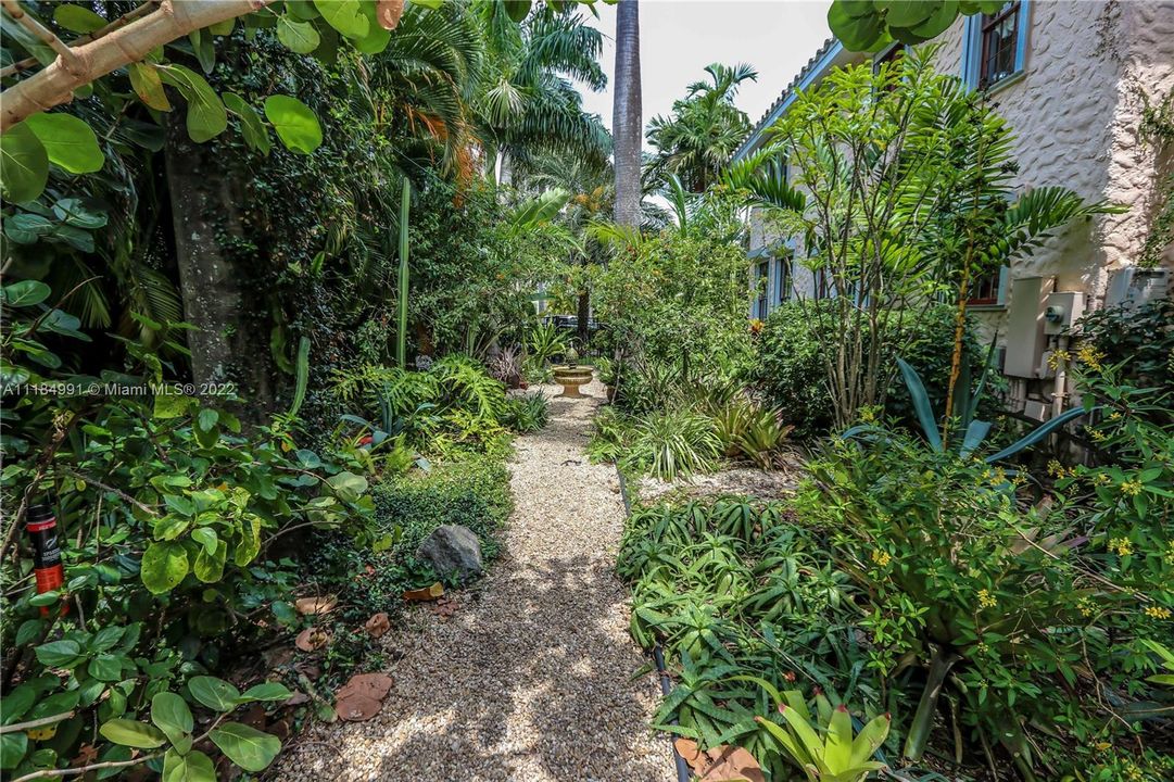 Vendido Recientemente: $1,490,000 (5 camas, 3 baños, 2500 Pies cuadrados)