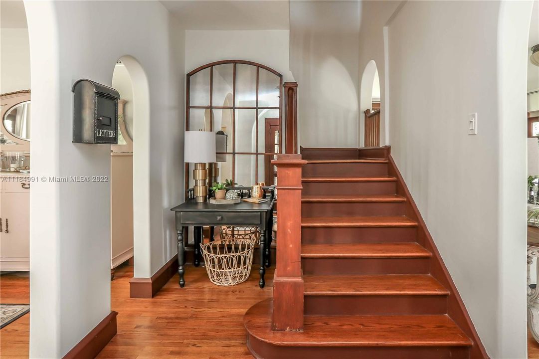 Vendido Recientemente: $1,490,000 (5 camas, 3 baños, 2500 Pies cuadrados)