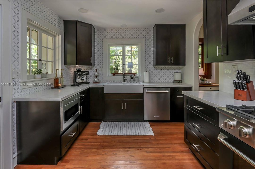 Vendido Recientemente: $1,490,000 (5 camas, 3 baños, 2500 Pies cuadrados)