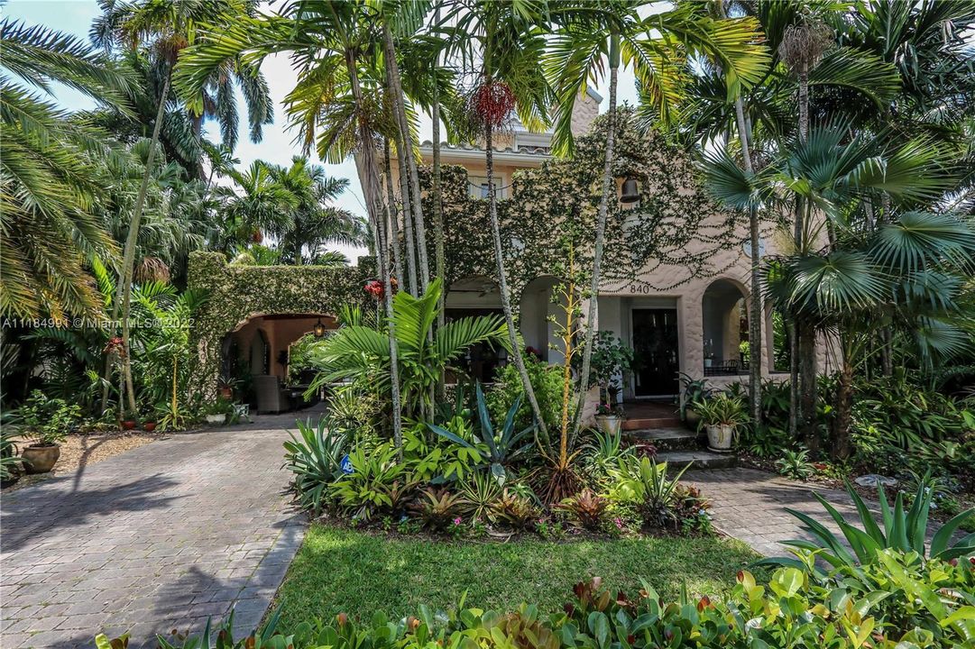 Recently Sold: $1,490,000 (5 beds, 3 baths, 2500 Square Feet)