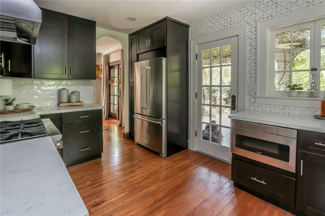 Vendido Recientemente: $1,490,000 (5 camas, 3 baños, 2500 Pies cuadrados)