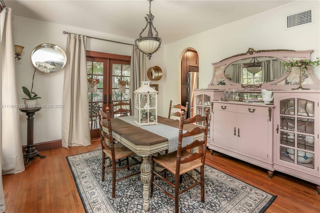 Vendido Recientemente: $1,490,000 (5 camas, 3 baños, 2500 Pies cuadrados)