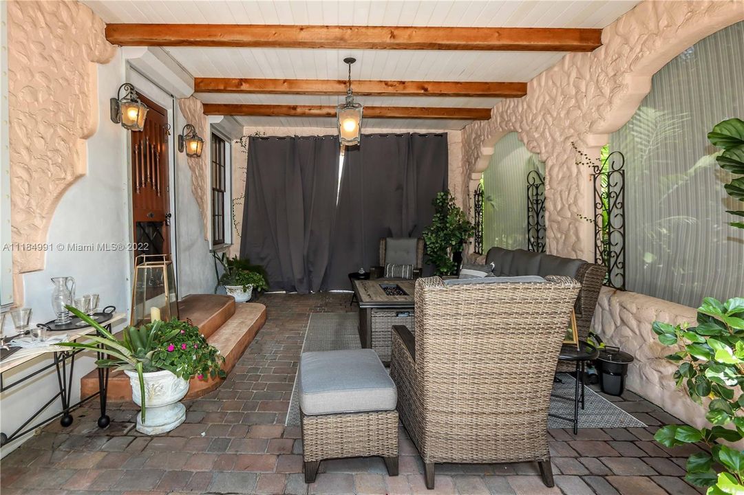 Vendido Recientemente: $1,490,000 (5 camas, 3 baños, 2500 Pies cuadrados)