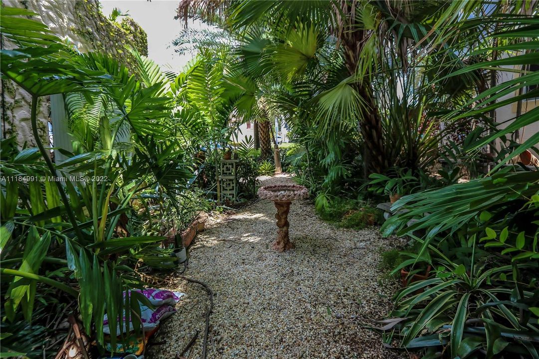 Vendido Recientemente: $1,490,000 (5 camas, 3 baños, 2500 Pies cuadrados)