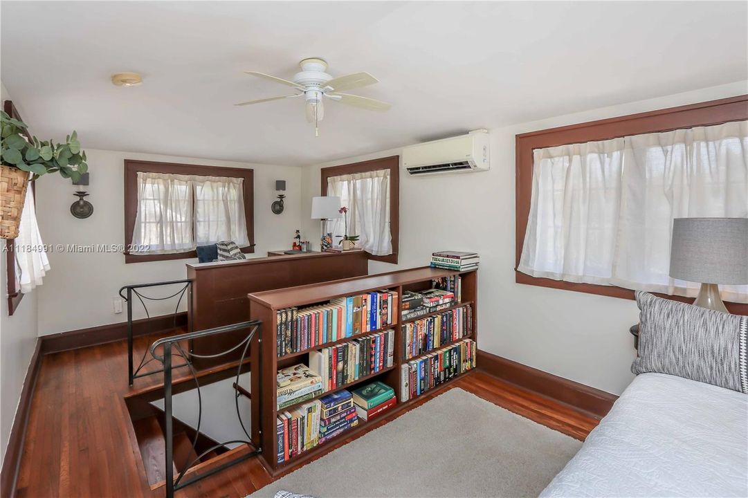 Vendido Recientemente: $1,490,000 (5 camas, 3 baños, 2500 Pies cuadrados)