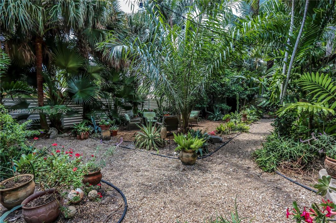 Vendido Recientemente: $1,490,000 (5 camas, 3 baños, 2500 Pies cuadrados)