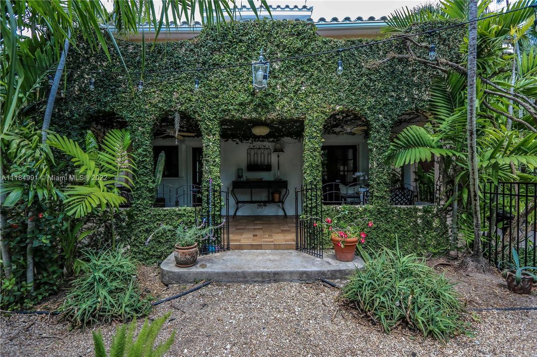 Vendido Recientemente: $1,490,000 (5 camas, 3 baños, 2500 Pies cuadrados)