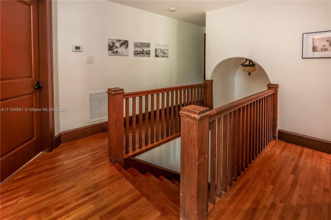 Vendido Recientemente: $1,490,000 (5 camas, 3 baños, 2500 Pies cuadrados)