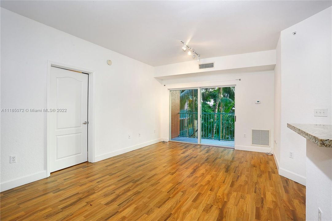 Недавно продано: $365,000 (3 спален, 2 ванн, 1163 Квадратных фут)