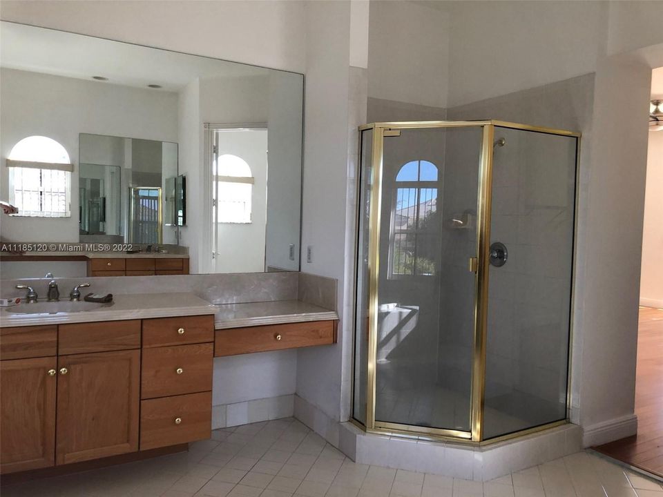 最近租的: $6,000 (5 贝兹, 4 浴室, 3994 平方英尺)