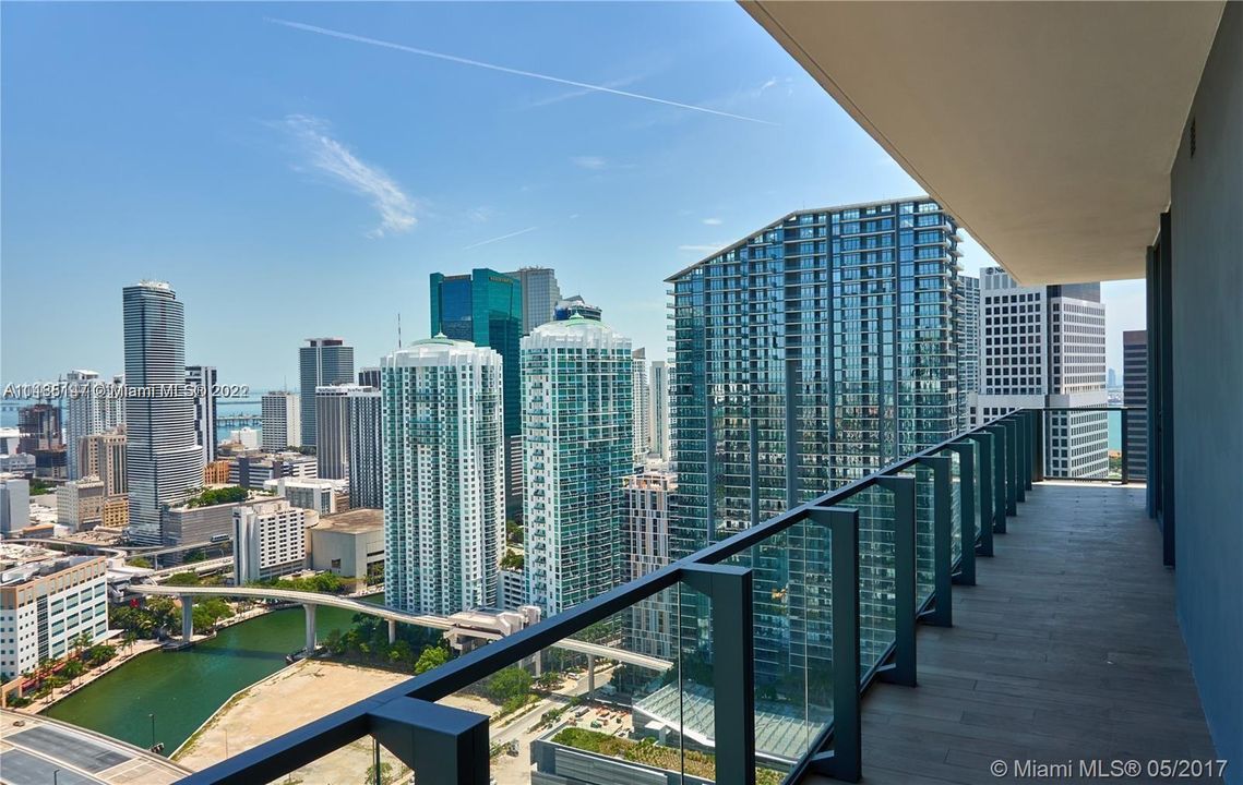 Recently Sold: $1,045,000 (2 beds, 2 baths, 1275 Square Feet)
