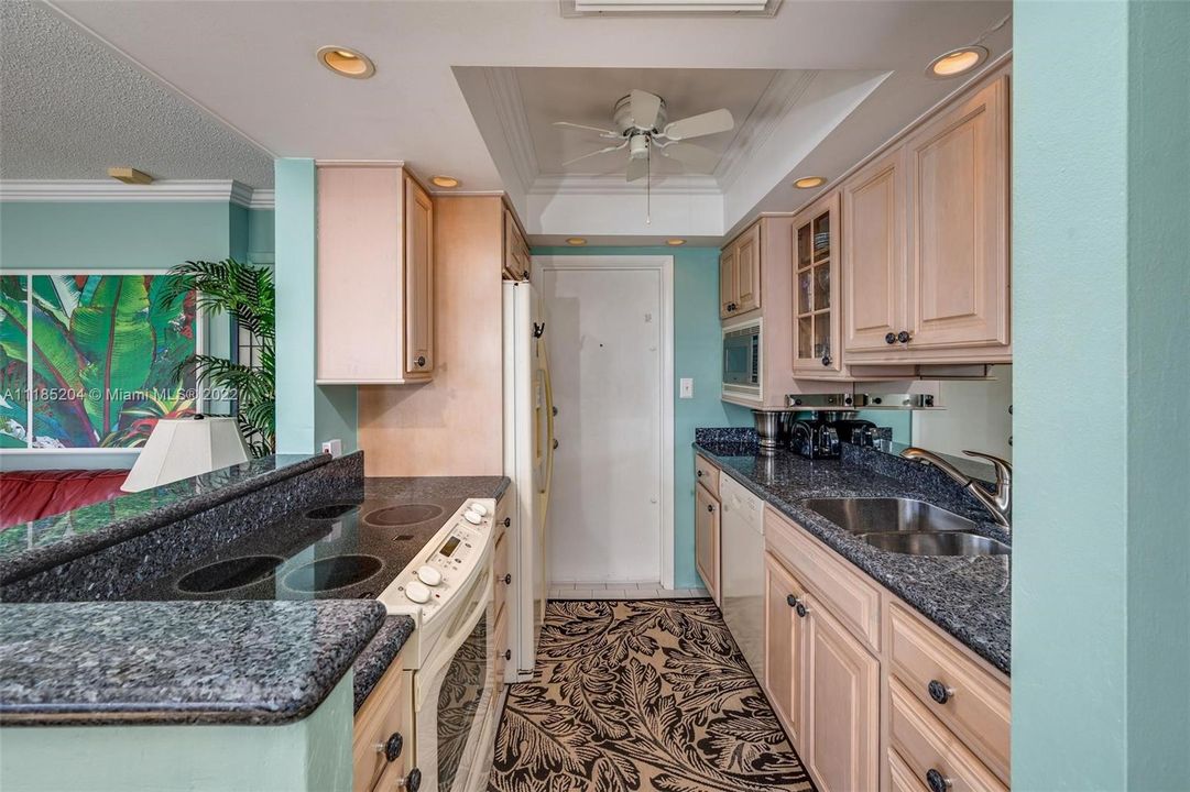 Recently Sold: $329,000 (1 beds, 1 baths, 900 Square Feet)