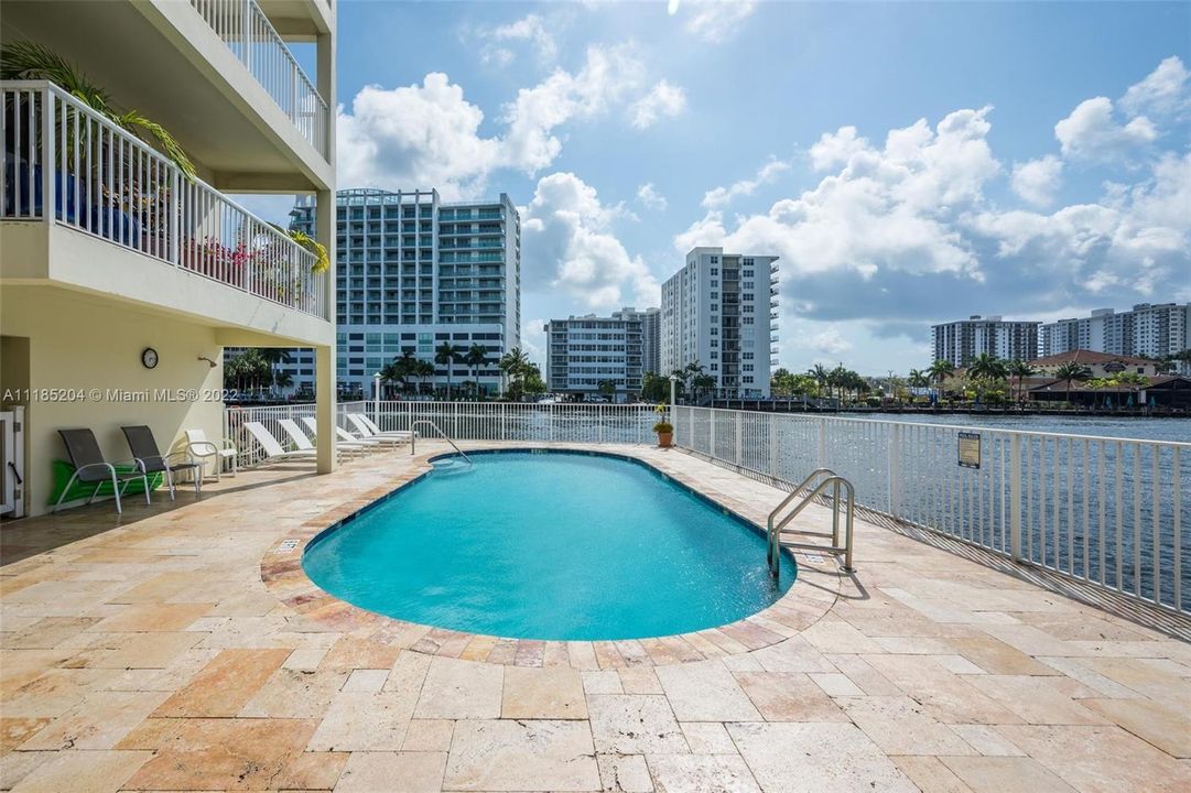 Recently Sold: $329,000 (1 beds, 1 baths, 900 Square Feet)