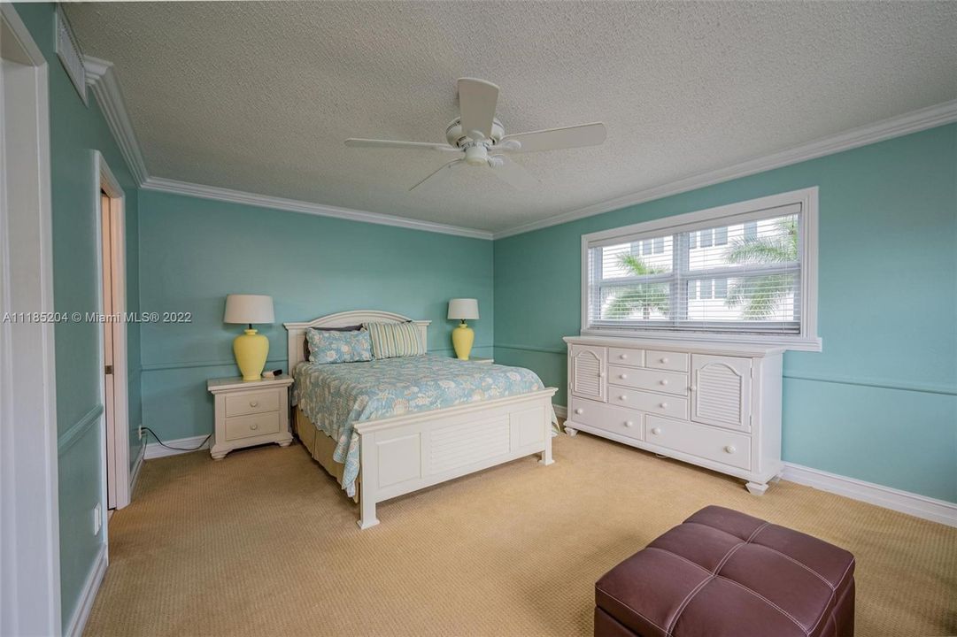 Recently Sold: $329,000 (1 beds, 1 baths, 900 Square Feet)