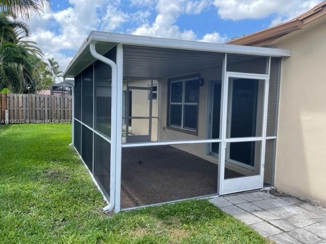 SCREENED PATIO BACKYARD