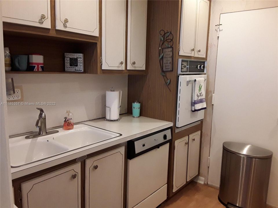 Recently Sold: $239,900 (1 beds, 1 baths, 740 Square Feet)