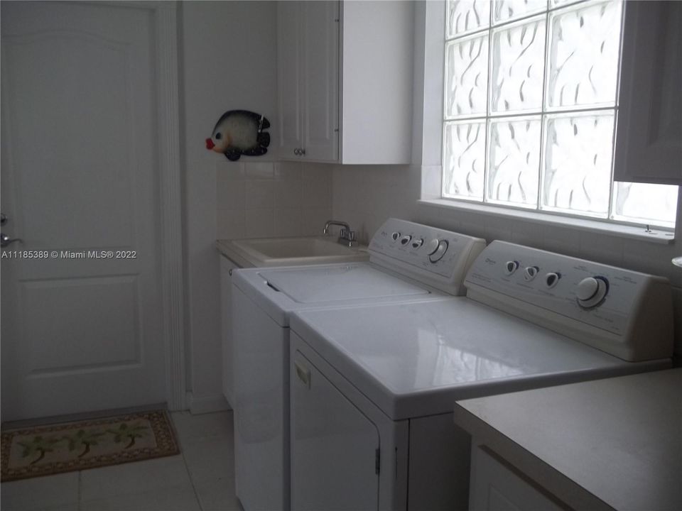 Inside Laundry room w/laundry tub