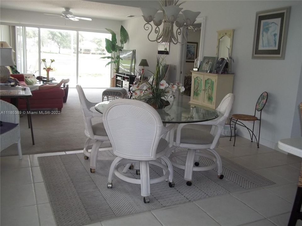 Dining/breakfast room, tiled, open layout