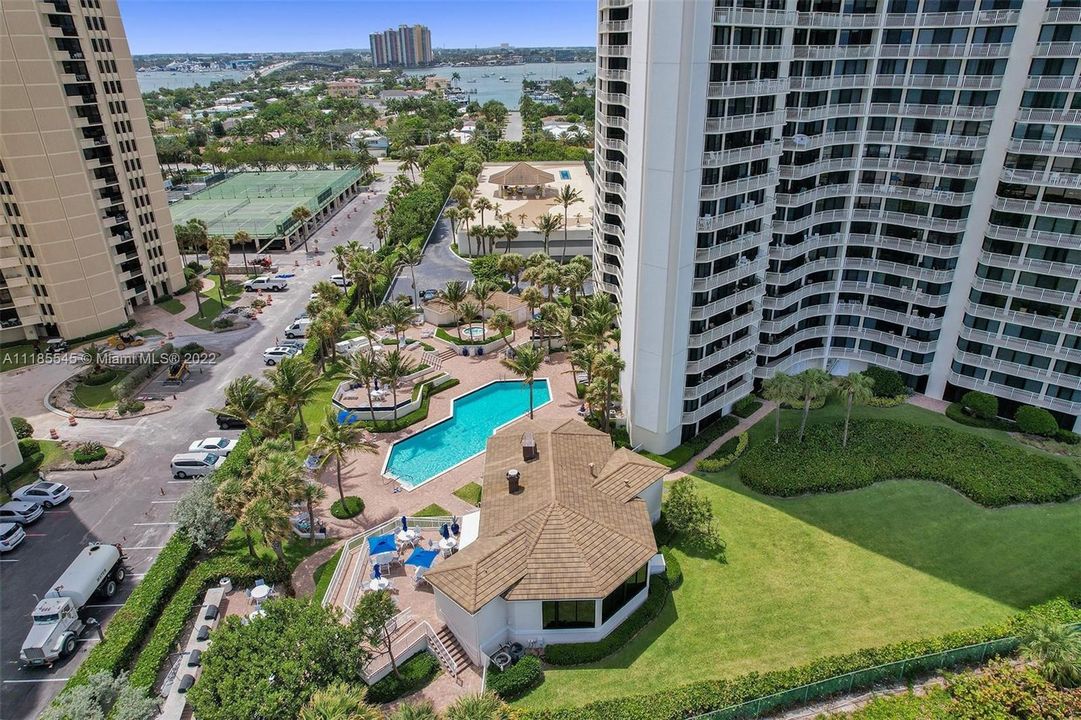 Recently Sold: $1,033,000 (2 beds, 2 baths, 1491 Square Feet)