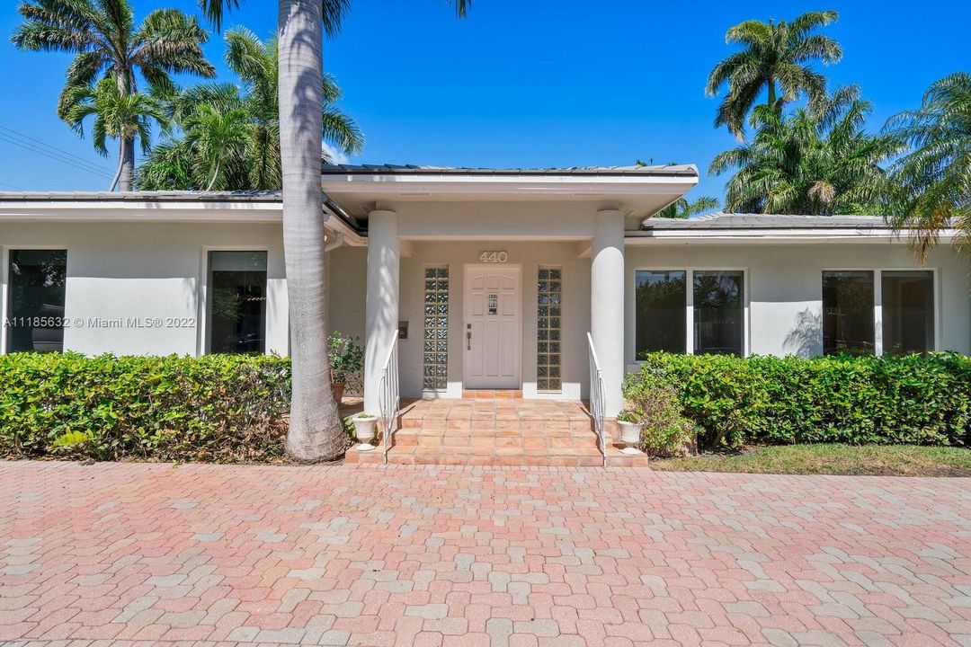 Recently Sold: $2,650,000 (3 beds, 3 baths, 2462 Square Feet)