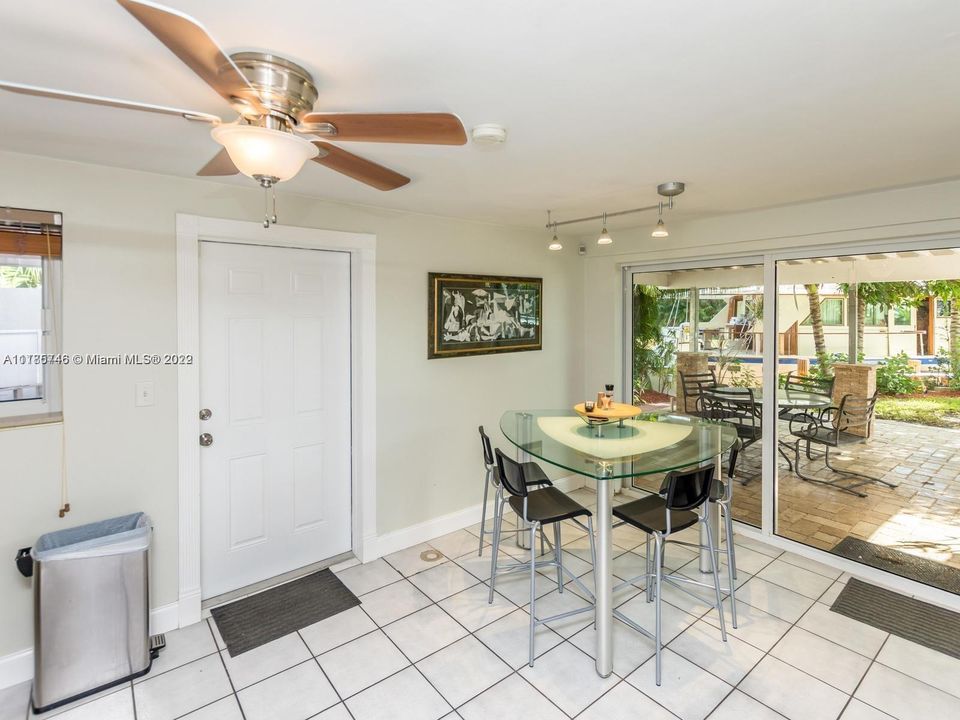 Recently Sold: $1,100,000 (3 beds, 2 baths, 1572 Square Feet)