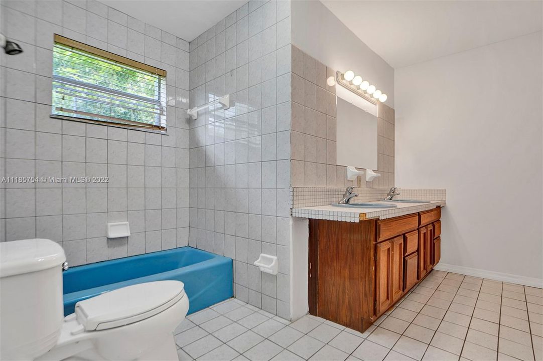 最近售出: $950,000 (5 贝兹, 3 浴室, 3144 平方英尺)