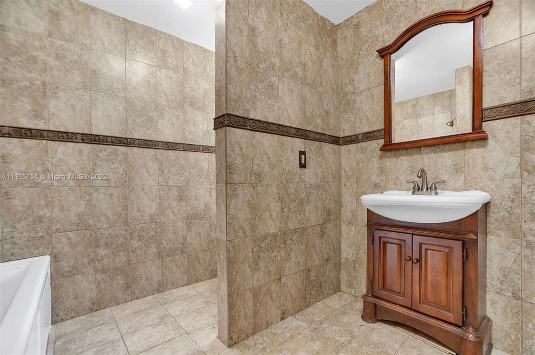 最近售出: $950,000 (5 贝兹, 3 浴室, 3144 平方英尺)
