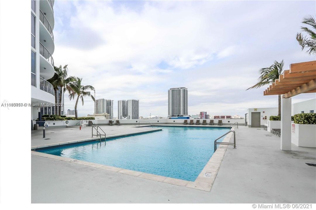 Recently Sold: $460,000 (1 beds, 1 baths, 791 Square Feet)