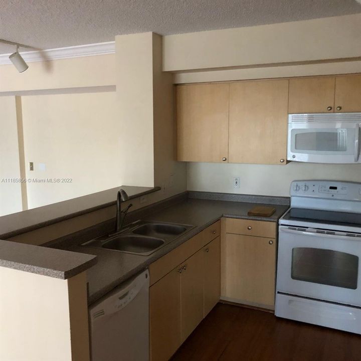 Recently Sold: $315,000 (2 beds, 2 baths, 1121 Square Feet)