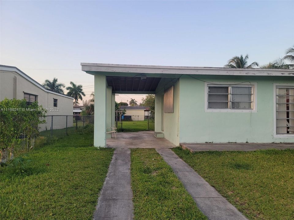 Recently Sold: $305,000 (3 beds, 2 baths, 1376 Square Feet)