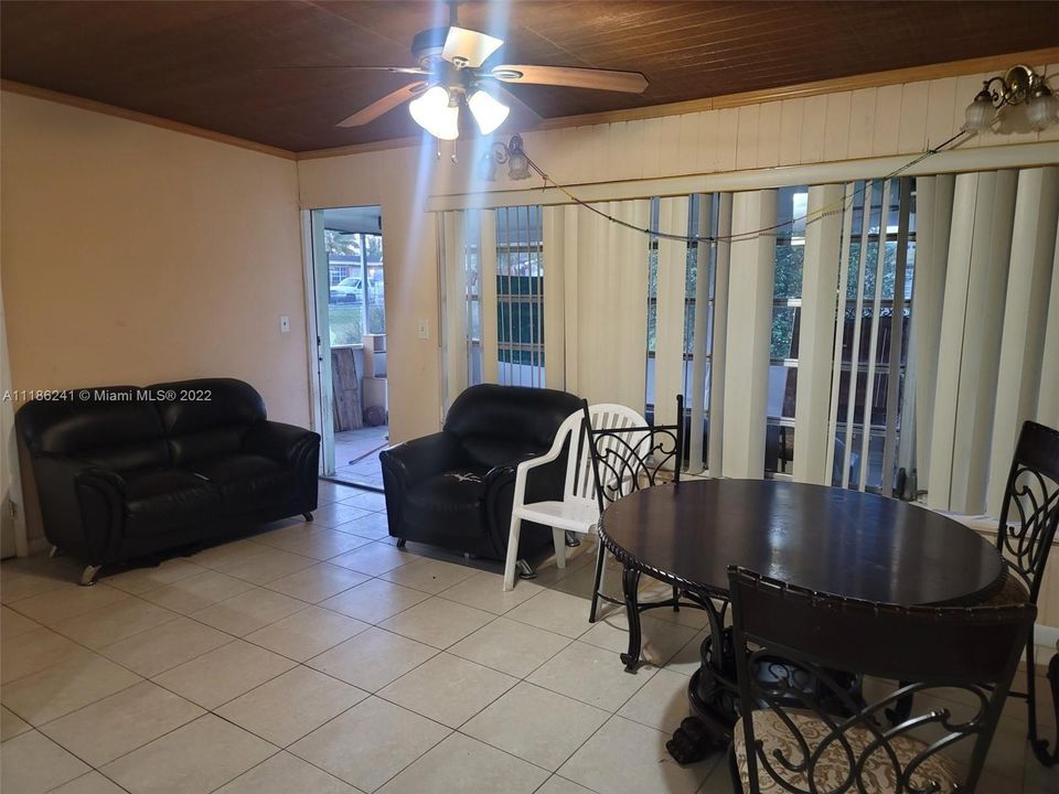 Vendido Recientemente: $305,000 (3 camas, 2 baños, 1376 Pies cuadrados)