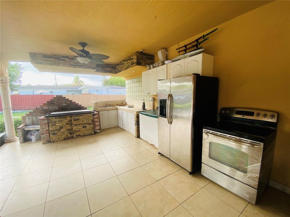 Outdoor Full Kitchen/Built-in Grill
