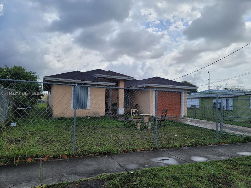 Recently Sold: $230,000 (3 beds, 2 baths, 1295 Square Feet)