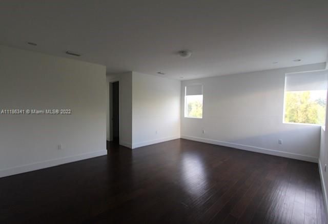 Recently Sold: $1,250,000 (5 beds, 5 baths, 3690 Square Feet)