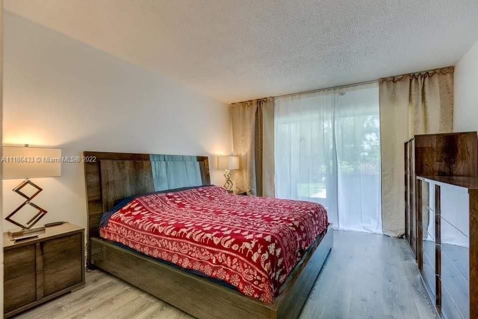 Recently Sold: $220,000 (1 beds, 1 baths, 730 Square Feet)