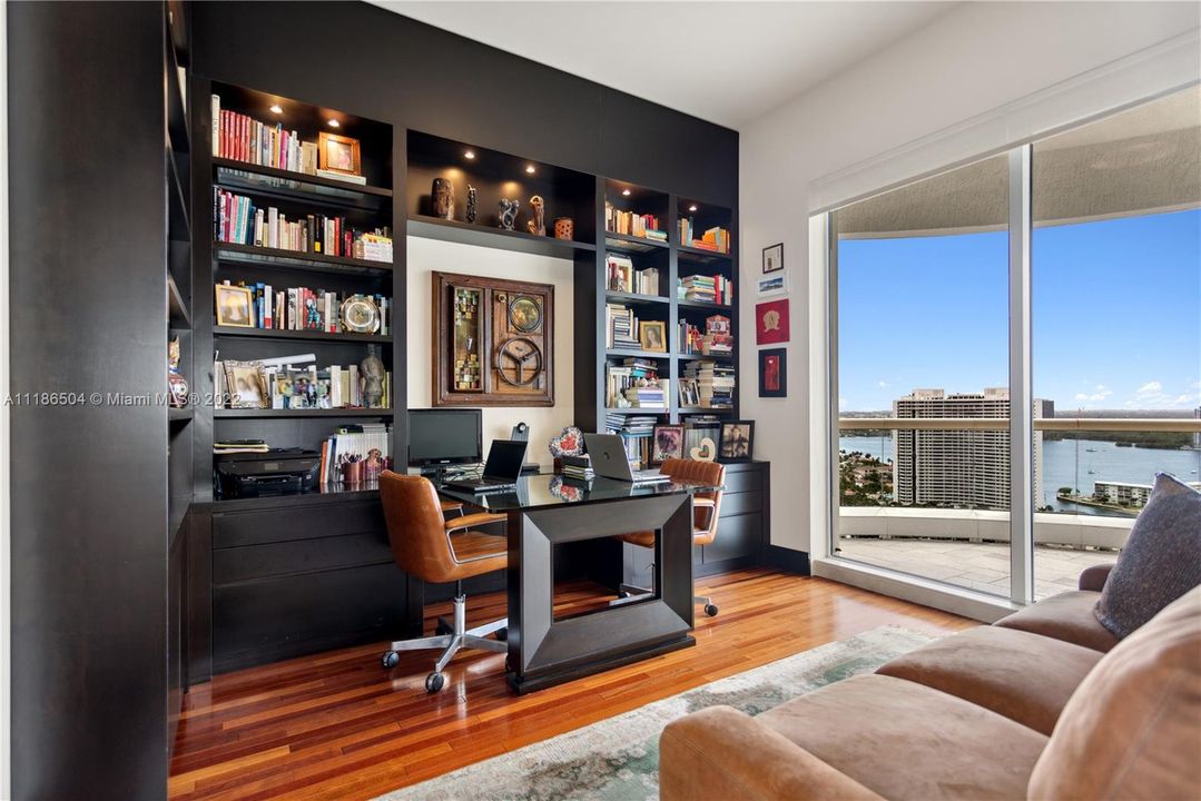 Recently Sold: $2,395,000 (3 beds, 3 baths, 2840 Square Feet)