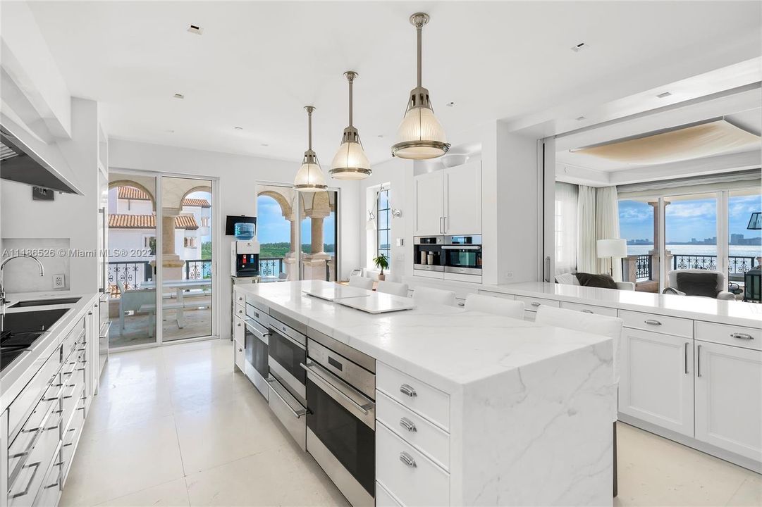 Recently Sold: $16,000,000 (5 beds, 6 baths, 6470 Square Feet)
