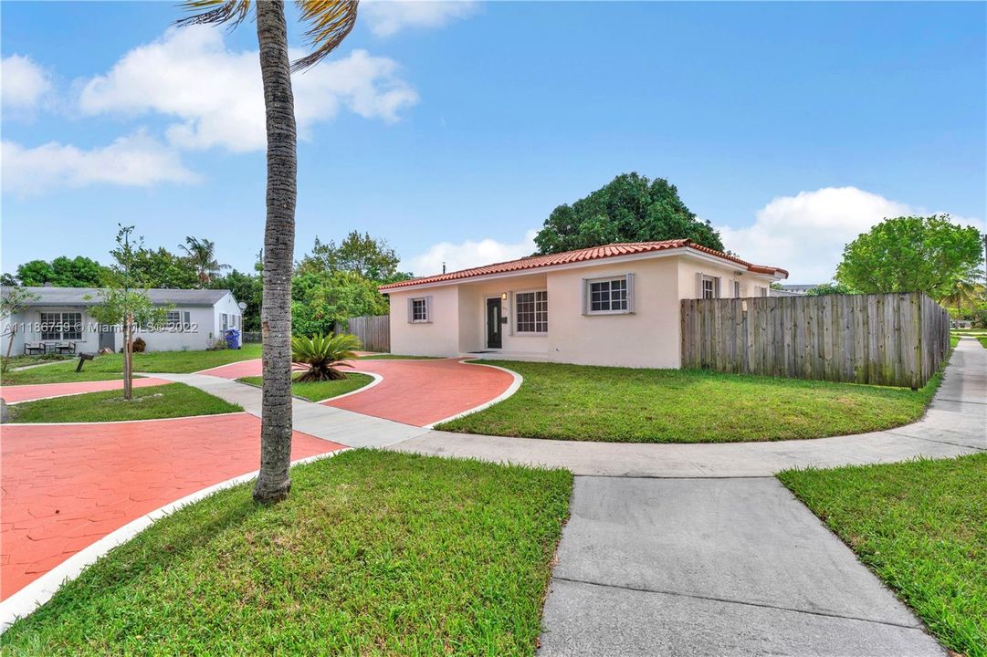 Recently Sold: $665,000 (4 beds, 2 baths, 1467 Square Feet)