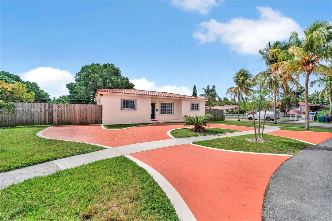 Recently Sold: $665,000 (4 beds, 2 baths, 1467 Square Feet)