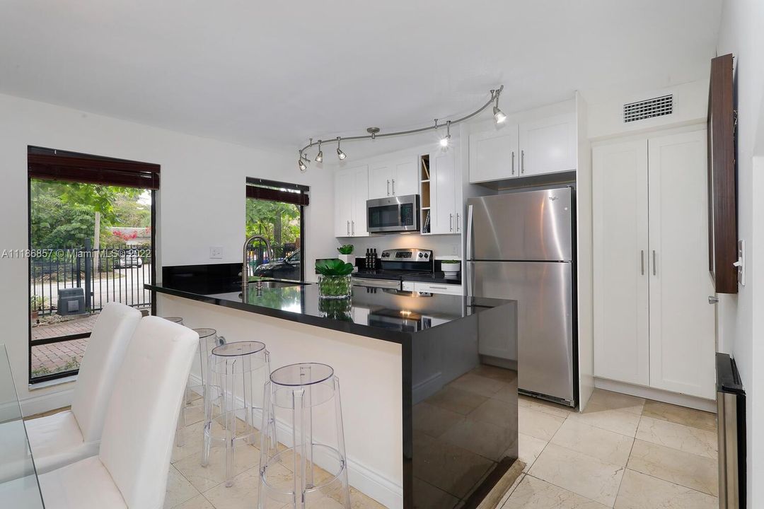 Recently Sold: $999,000 (2 beds, 2 baths, 1500 Square Feet)