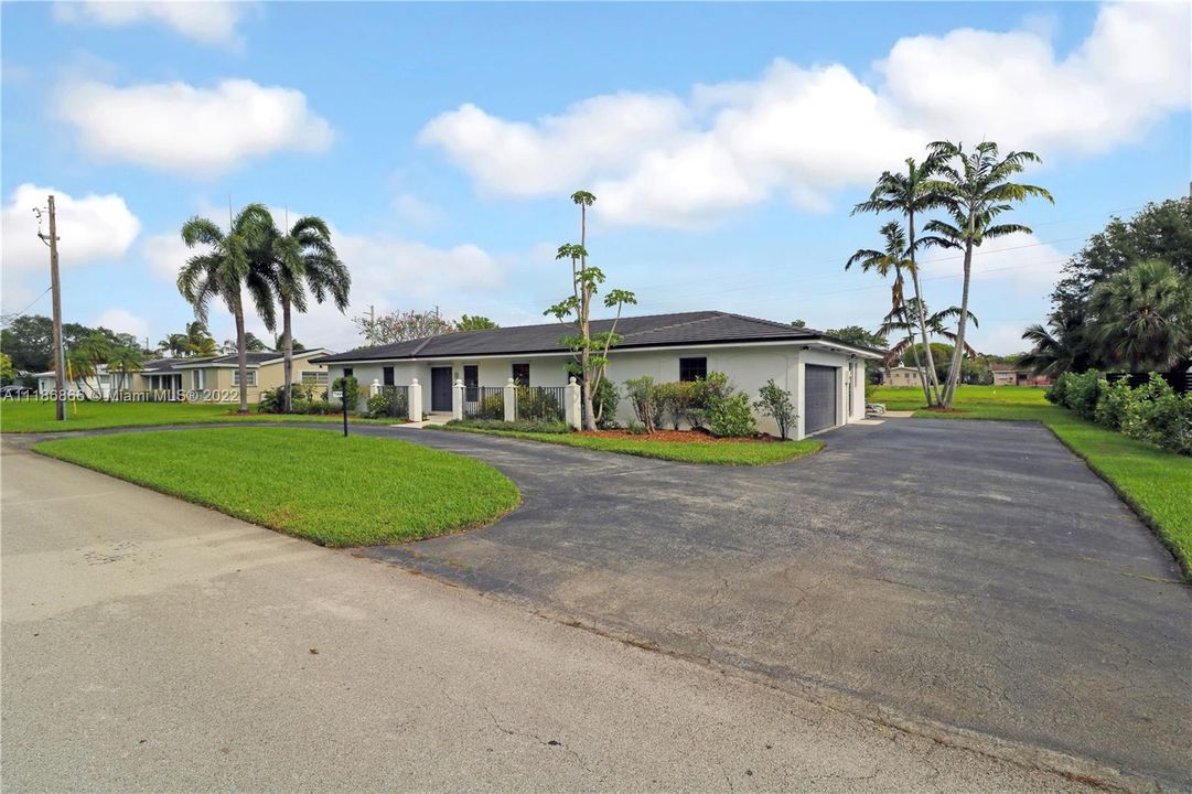 Recently Sold: $950,000 (4 beds, 2 baths, 2384 Square Feet)