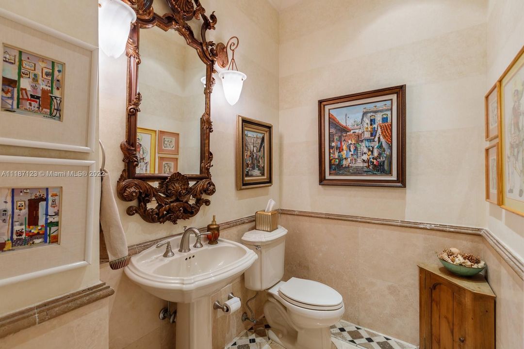 最近售出: $5,700,000 (6 贝兹, 5 浴室, 6986 平方英尺)