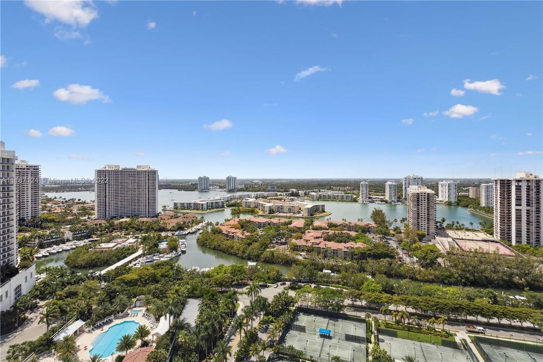 Recently Sold: $2,950,000 (4 beds, 4 baths, 3528 Square Feet)