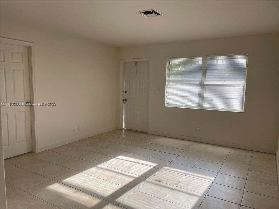 Recently Rented: $1,700 (2 beds, 1 baths, 820 Square Feet)