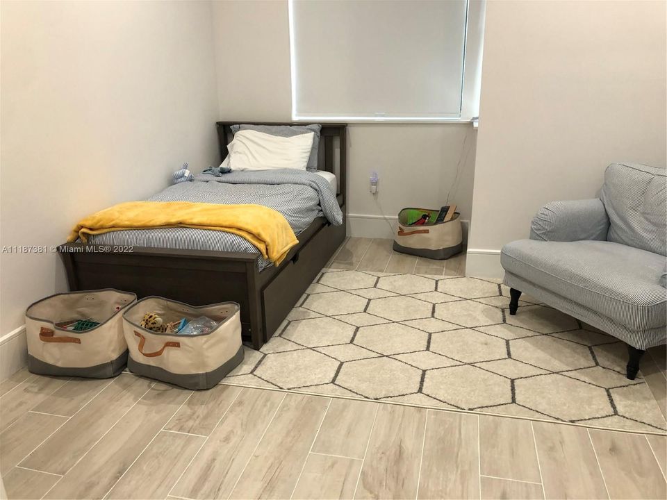 Vendido Recientemente: $1,650,000 (4 camas, 3 baños, 2650 Pies cuadrados)